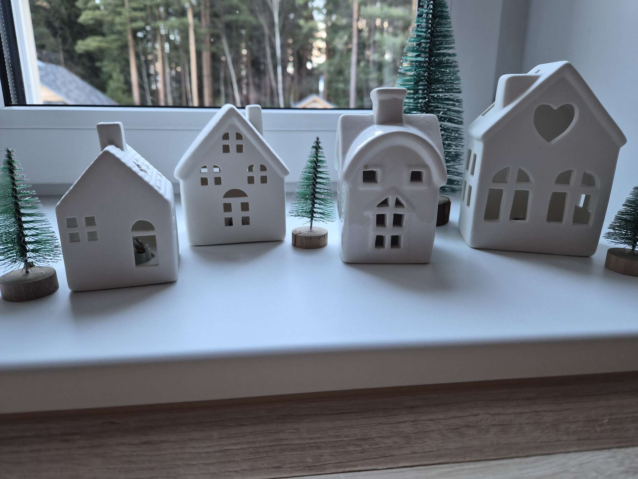 Фотография покупателя товара Светодиодная фигура «Дом с окнами» 8.1×5.7×10.1 см, 1 LED, керамика, от батареек LR44×2, свечение тёплое белое - Фото 3