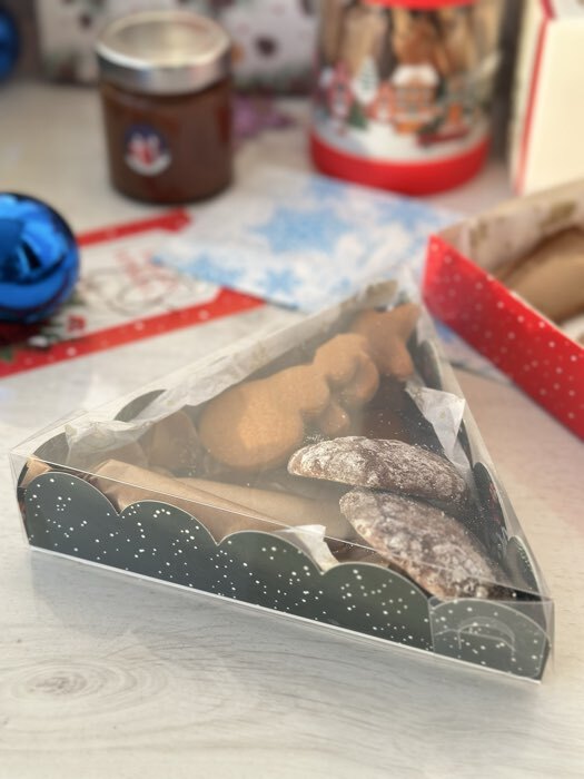 Фотография покупателя товара Коробка для кондитерских изделий новогодняя с пластиковой крышкой Friends, 18×18×4 см - Фото 2