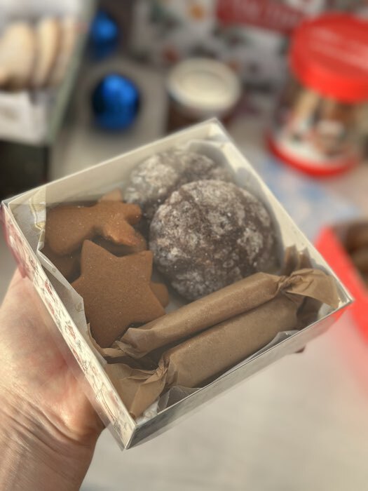 Фотография покупателя товара Коробка новогодняя для макарун «Подарок», 12×12×3.5 см - Фото 3