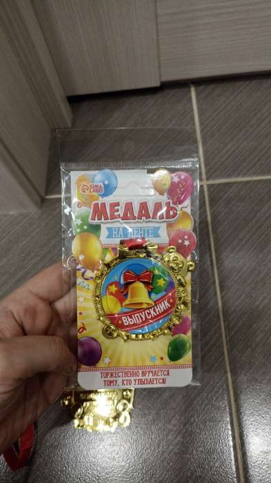 Фотография покупателя товара Медаль детская на выпускной «Выпускник», на ленте, золото, пластик, d=6.9 см - Фото 1