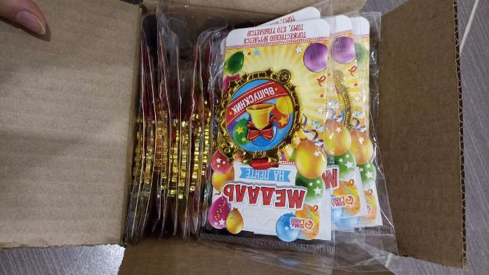 Фотография покупателя товара Медаль детская на выпускной «Выпускник», на ленте, золото, пластик, d=6.9 см - Фото 3