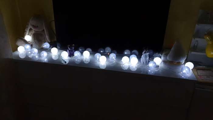 Фотография покупателя товара Гирлянда «Нить» 5 м с насадками «Клубки снежные», IP20, прозрачная нить, 20 LED, свечение белое, 220 В - Фото 5