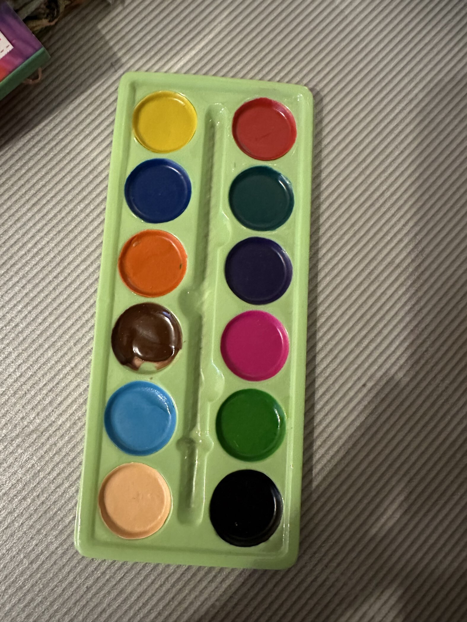 Фотография покупателя товара УЦЕНКА Акварель 12 цветов, упаковка картон ТМ Буки Бяки - Фото 2