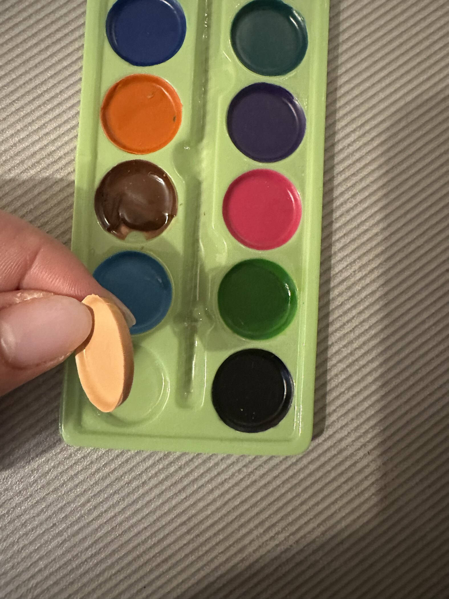 Фотография покупателя товара УЦЕНКА Акварель 12 цветов, упаковка картон ТМ Буки Бяки - Фото 3