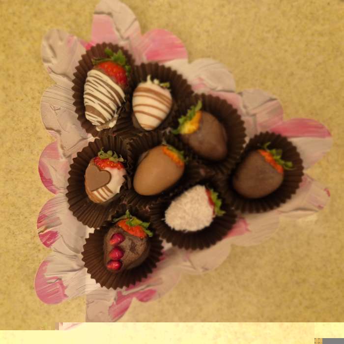 Фотография покупателя товара Коробка для кондитерских изделий с пластиковой крышкой «С любовью», 18×3 см - Фото 1