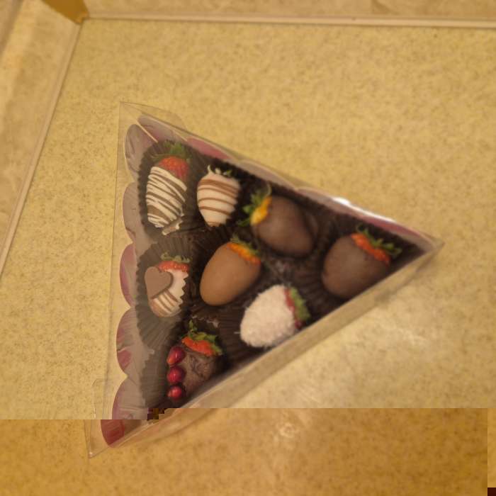 Фотография покупателя товара Коробка для кондитерских изделий с пластиковой крышкой «С любовью», 18×3 см - Фото 2