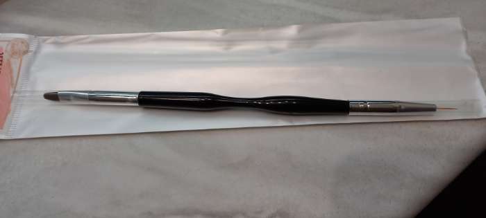 Фотография покупателя товара Кисть для наращивания и дизайна ногтей «Волос», двусторонняя, полуовал/точечная, 18,5 см, d=0,7 см, цвет чёрный