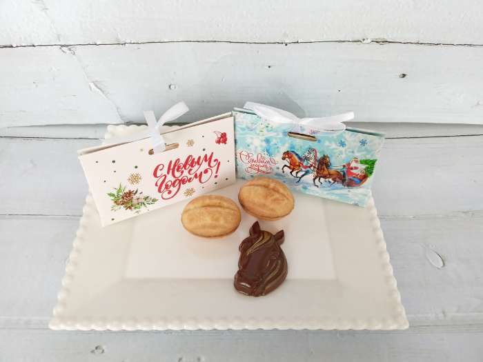 Фотография покупателя товара Бонбоньерка новогодняя подарочная упаковка «Новый год 2026: Тройка лошадей», 10×5.5×5 см - Фото 1