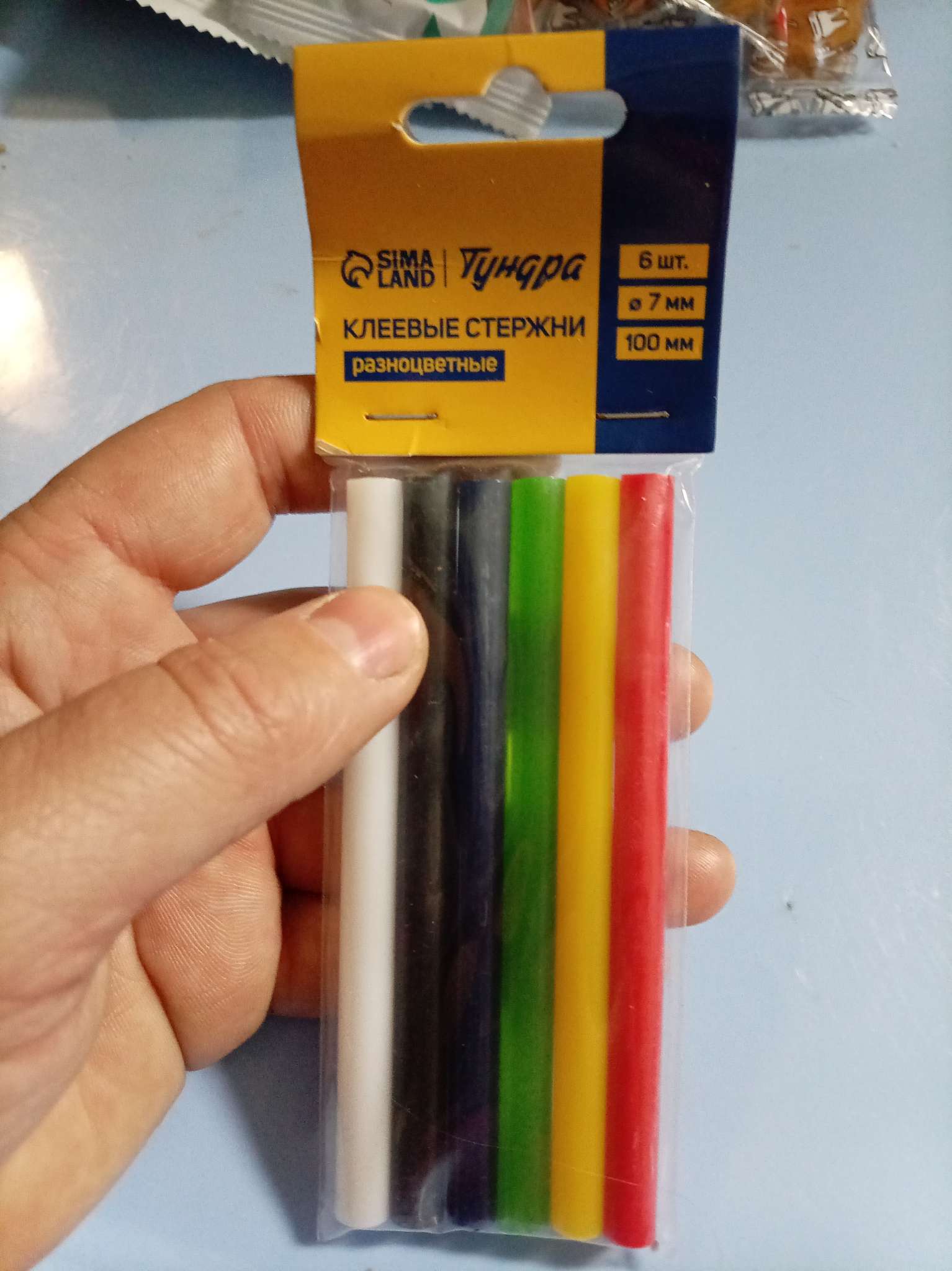 Фотография покупателя товара Клеевые стержни ТУНДРА, 7×100 мм, разноцветные, 6 шт. - Фото 1