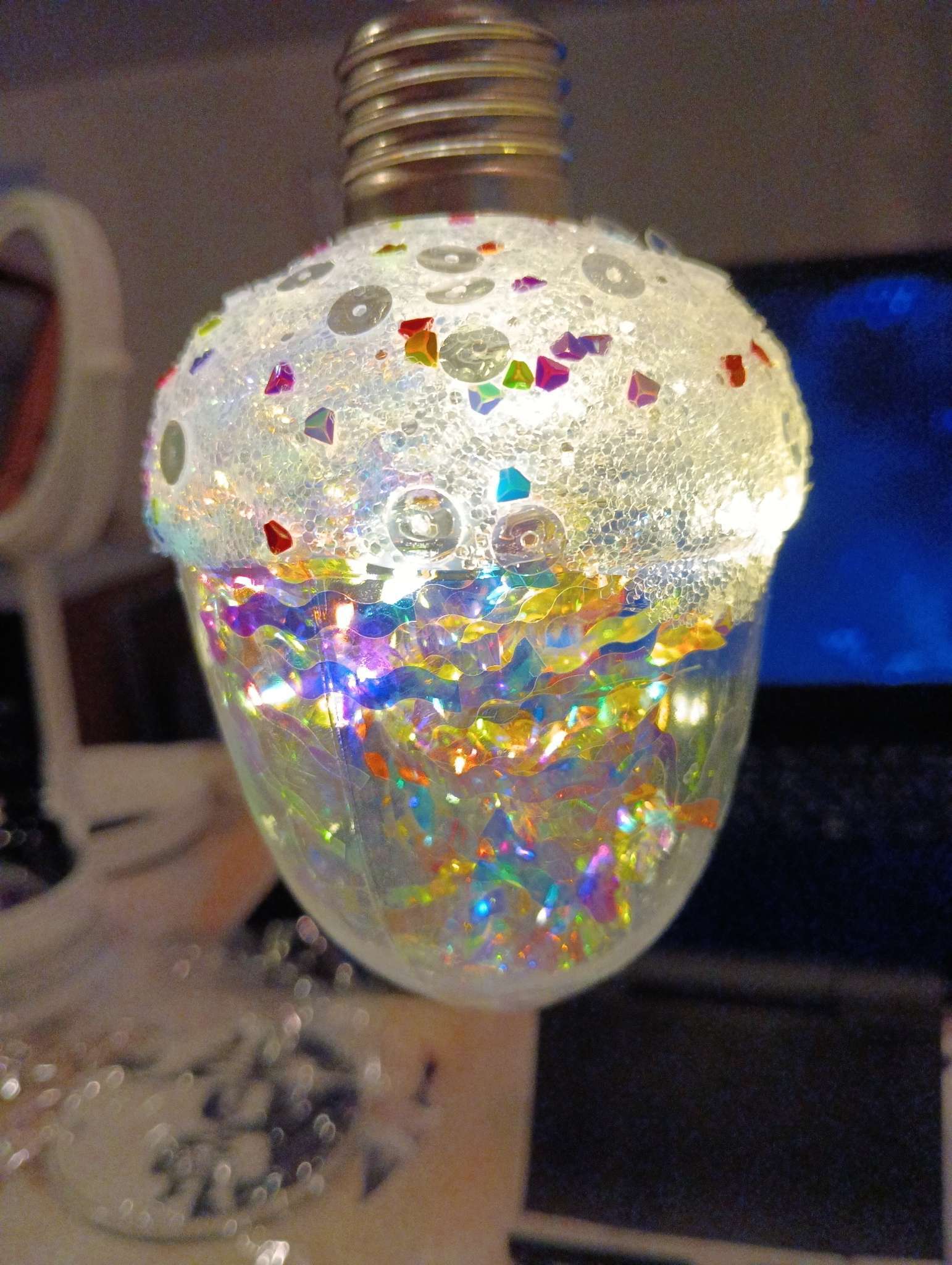 Фотография покупателя товара Ёлочный шар «Жёлудь красный», 12×7 см, 4 LED, от батареек, свечение тёплое белое - Фото 2